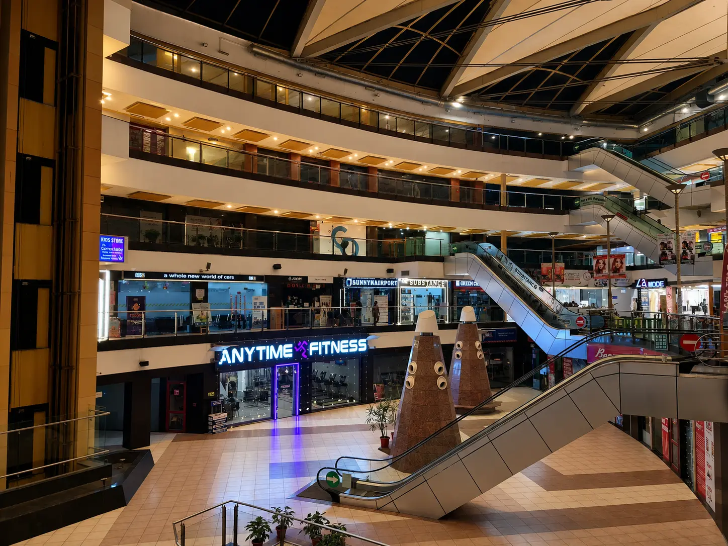 Vasant Square Mall Vasant Kunj, another concourse within the mall past Anytime Fitness
